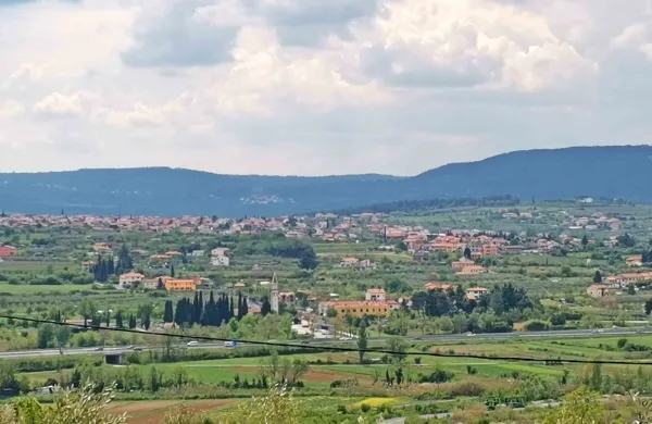 Občina na dražbi ponuja tudi stanovanje v Bertokih. 