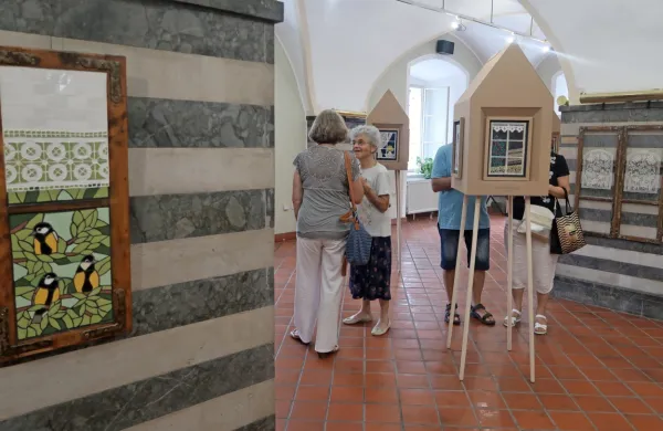 Razstava Življenje teče prinaša 24 umetniških klekljanih pogledov 
skozi okna, mozaike s čipko in z njo reciklirana oblačila.