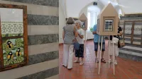 Razstava Življenje teče prinaša 24 umetniških klekljanih pogledov 
skozi okna, mozaike s čipko in z njo reciklirana oblačila.