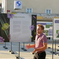 Razstava Semena za življenje v Postojni: Prikaz raznolikosti in pomena slovenskih travnikov