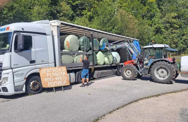 35 jih je darovalo 110 bal sena za kmete, prizadete v poplavah