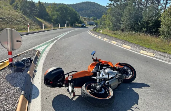 Nesreča v kroži&scaron;ču pri Klancu: Po&scaron;kodovana sopotnica na motorju