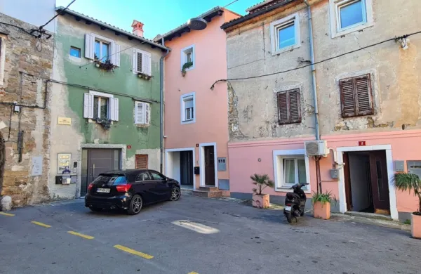 V Župančičevi ulici v Kopru, kjer je stanovalce lani močno 
vznemirilo več podobnih nočnih eksplozij, pred tem pa še požig  
vhodnih vrat na eni ob tamkajšnjih hiš, kot kaže ne bodo namestili 
videonadzora. 