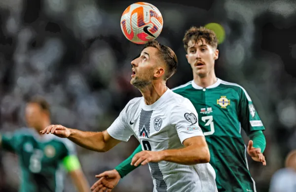 Andraž Šporar (z žogo) je začel in končal strelski niz na dvoboju  
slovenske reprezentance s Severno Irsko. 