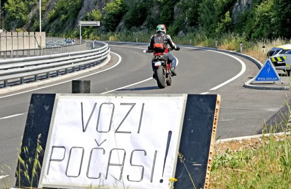 Policisti motoriste, ki vozijo v Posočju, pozivajo k previdni vožnji.  