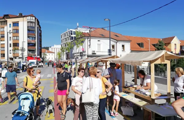 Dogodek Po-stoj na živi ulici, ki s Tržaške ceste vsaj za en dan 
umakne promet, vabi k postanku pri stojnicah in druženju.