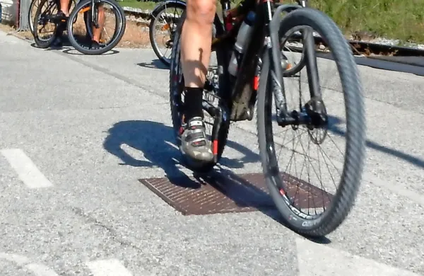 Bovec: 48-letni kolesar zapeljal v varnostno ograjo
