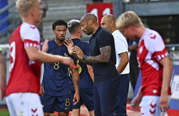 Ob robu dvoboja z Dansko je francoski selektor Thierry Henry delil 
nasvete najboljšemu posamezniku mlade izbrane vrste Warrenu 
Zaireju-Emeryju (številka 8).   