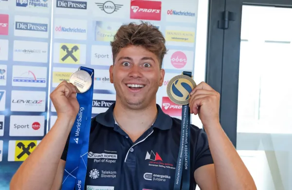 Toni Vodišek z lansko zlato kolajno s svetovnega prvenstva in 
letošnjo srebrno