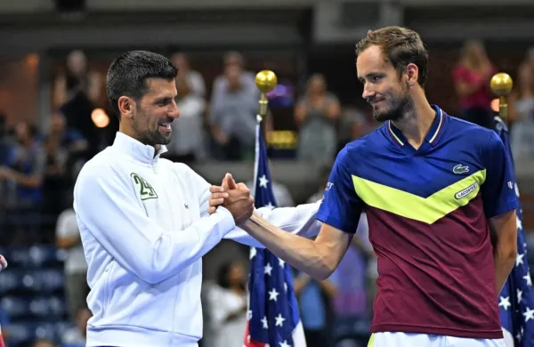  Srbski teniški zvezdnik Novak Đoković (levo) je v finalu odprtega 
prvenstva ZDA v New Yorku po treh urah in 17 minutah v treh nizih 
premagal Rusa Danila Medvedjeva.