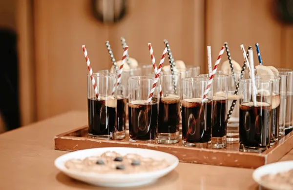  

V eni uri po zaužitju kozarec dietne pijače v našem telesu povzroči 
popolno zmešnjavo: kopiči maščobe, napada zobe.