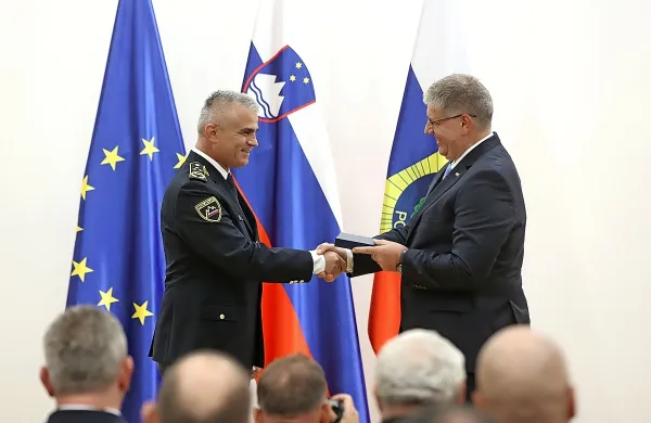 Notranji minister Boštjan Poklukar in prvi mož policije Senad Jušić 
sta “moteče” kadre premeščala na lokalne policijske postaje. 