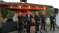 Jure Počkaj (drugi z leve) je z glasbenimi prijatelji premierno predstavil projekt Tistega lepega dne. 