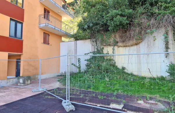 Plaz, ki se je pozimi leta 2017 sprožil nad stanovanjsko sosesko 
Semedelski razgledi, bo po šestih letih dočakal sanacijo.