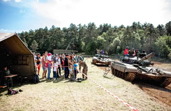 Vozili se bodo s tanki, obiskali podzemno utrdbo...