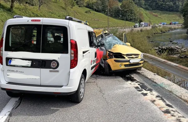  V razbitinah rumenega avta je danes ugasnilo življenje komaj 
20-letne voznice.
