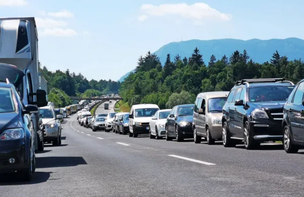 Skoraj ne mine dan, da vozniki na avtocesti ne bi obtičali v 
zastojih. 