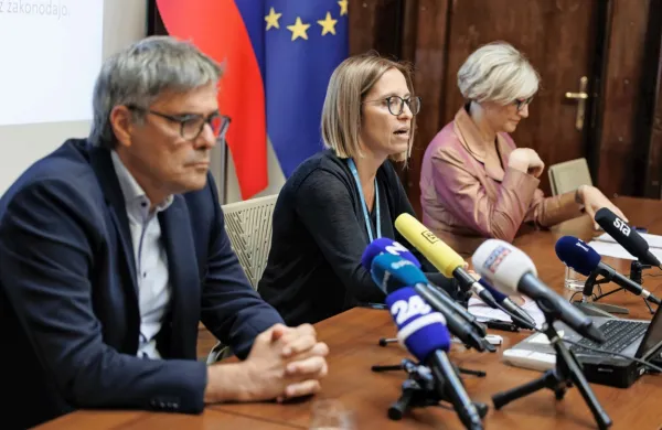 Na ministrstvu za zdravje verjamejo, da bodo smernice povečale 
kakovost, dostopnost in učinkovitost zdravstva. Ob podpredsedniku strateškega sveta za zdravstvo in članu delovne skupine 
za pripravo  usmeritev Dorjanu Marušiču je državna sekretarka 
Valentina Prevolnik Rupel.  