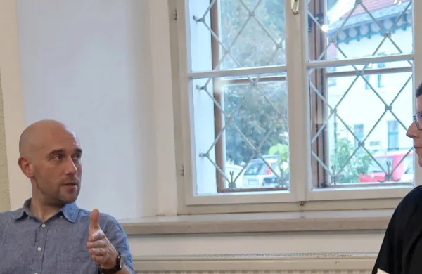 Pisatelj Davorin Lenko v pogovoru z mag. Milanko Trušnovec o 
njegovi prvi pesniški zbirki Razpoke.
