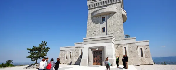 Razstavo, posvečeno zgodovini Primorske v 20. stoletju, naj bi v 
Pomniku miru odprli že septembra  2021, a se še danes ne ve, kdaj 
jo bodo postavili.       