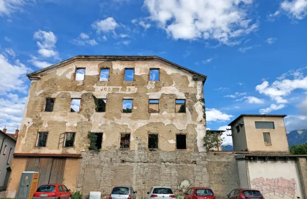 Stari Jochmannov mlin je na dražbi danes kupila družba Meridian 
Management s sedežem v Ljubljani in z ruskimi lastniki. Obljubljajo, da bo v letu 2026 tam stal hotel. 