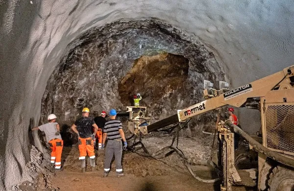 Doslej odkrite jame večinoma  niso ovirale del pri gradnji predorov. 