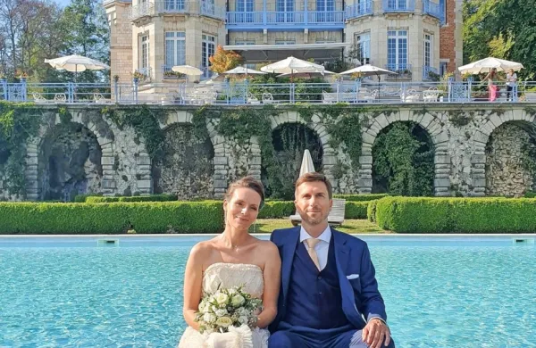 Slovenska potapljačica na vdih Alenka Artnik se je po zelo 
uspešnem tekmovalnem poletju pred kratkim še poročila s svojim 
dolgoletnim partnerjem Florianom Burghardtom.
