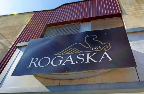 Steklarna Rogaška, ki jo je prizadela vojna v Ukrajini, bo odpustila 
do 140 delavcev.