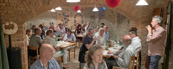 Vinar Primož Lavrenčič s posestva Burja (desno) je v Celovcu predstavil koncepte sonaravne pridelave vin.