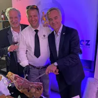 Aleksander Mladovan (v sredini) je iz Vipavske doline prinesel 
pršut, rezati in okušati sta ga pomagala tudi predsednik SGZ 
Benjamin Wakounig (desno) in prvi mož celovškega turizma 
Helmuth Micheler.