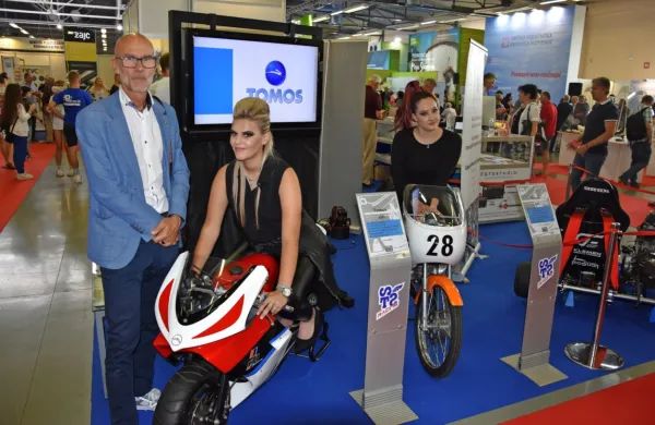 Ravnatelj STŠ Koper Iztok Drožina ter dijakinji Klarisa Kavo in 
Hadisa Cenin so predstavili dirkalna  Tomos “GP” motorja, model 
D65 in  D1 mini GP. 