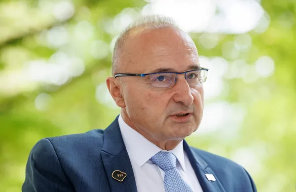 Hrvaški zunanji minister Gordan Grlić Radman  ni prijavil za 2,11 
milijona evrov dividend od družinskega podjetja Agroproteinka.