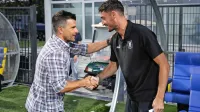 Tako prijateljsko sta se pred letom dni  na Bonifiki pozdravila trenerja Zoran Zeljković (levo) in Albert Riera. 
