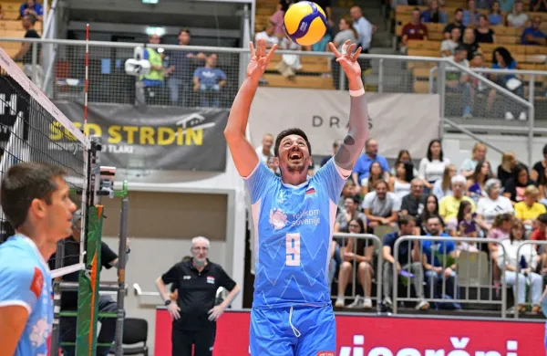 Dejan Vinčić bo danes proti Franciji podajal namesto poškodovanega Gregorja Ropreta (levo).  
