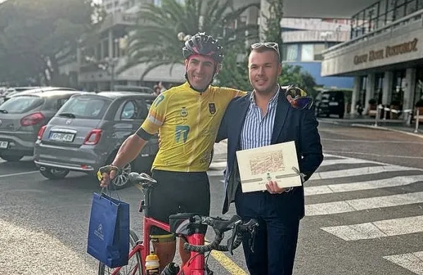  Martina Scipionija, ki je iz italijanskega Avezzana  prikolesaril v 
Portorož, je sprejel   piranski podžupan Christian Poletti.