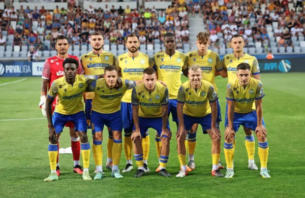Koper je na lestvici na drugem mestu s 16 točkami, čeprav še niso 
uradno potrjene tri točke z neodigrane tekme z Rogaško.