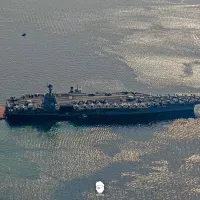 V Trža&scaron;kem zalivu zasidrana največja letalonosilka na svetu (FOTO)