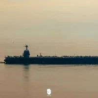 V Trža&scaron;kem zalivu zasidrana največja letalonosilka na svetu (FOTO)