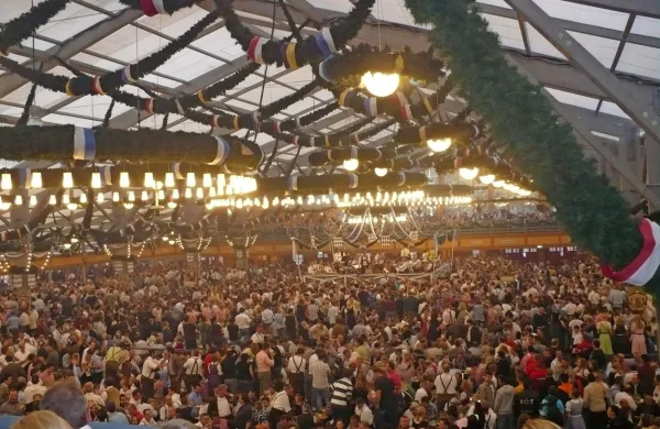 Utrinek z ene od preteklih izdaj Oktoberfesta.