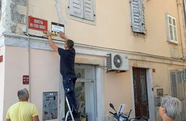 Tudi Bidovčeva ulica oziroma via Ferdo Bidovec je dobila novo 
tablo, ki spomni, da je nekoč nosila ime Carlo Combi. 