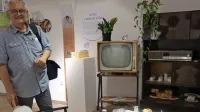 Čas, ki ga mnogi še pomnijo: dnevna soba izpred nekaj desetletij 
na jubilejni razstavi  ob 70. obletnici Mestnega muzeja Idrija.