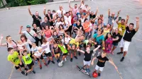 Razigrani otroci in starši po opravljenem delu