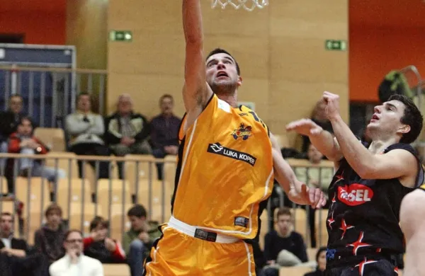 Veterana sta še aktivna:  Ivan Držić (levo) v koprskem,  Tilen Zalar v 
postojnskem dresu. Fotografija je iz leta 2009.