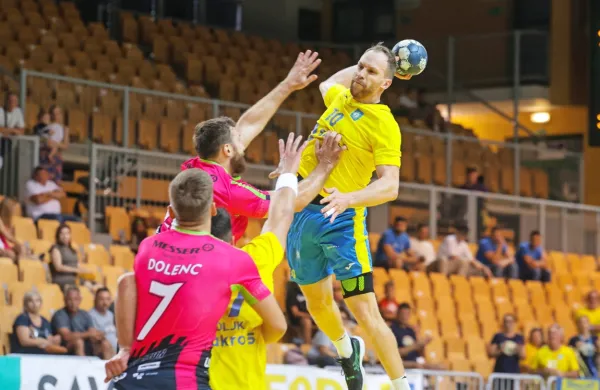 Tine Poklar (z žogo) je v soboto dosegel prvi koprski gol. 