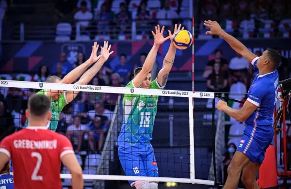 Slovenski blok je dobršen del tekme spravljal v obup olimpijske 
prvake Francoze.