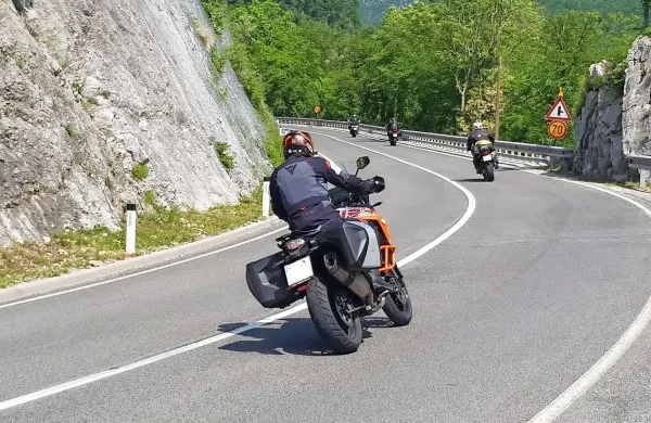Tudi brez gneče na cestah so motoristi med najbolj ranljivimi.