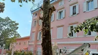 Namesto mogočne krošnje je zdaj na dvorišču bivšega hotela 
Triglav le še deblo.