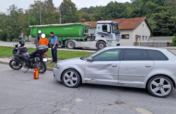Srbski motorist je včeraj v Senožečah doživel bližnje srečanje z 
avtom.