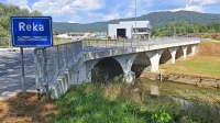 Ker so razlivne površine reke Reke dosti večje, ta poplavlja 
počasneje.