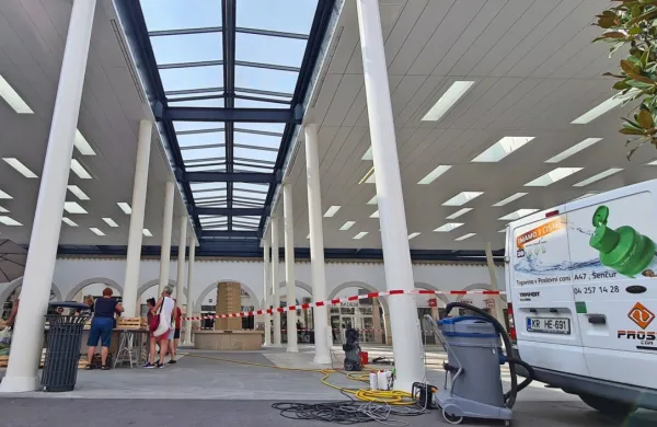 Koprska tržnica dobila za&scaron;čito proti golobom in odkapnik
